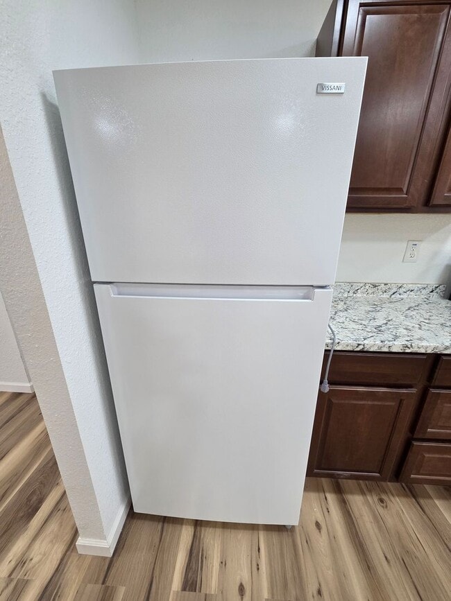 Building Photo - Beautifully Remodeled 3 Bed/2 Bath Apartment