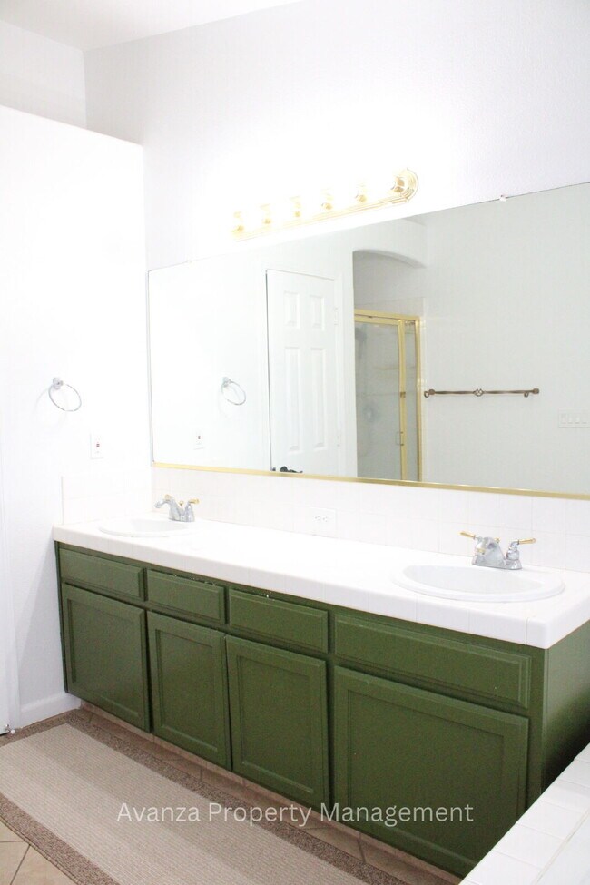 Building Photo - Home for Rent 5428 W. Saginaw Ave Fresno, CA 93722 Description 4 Bedroom/2 Bath Home in Fresno (D...