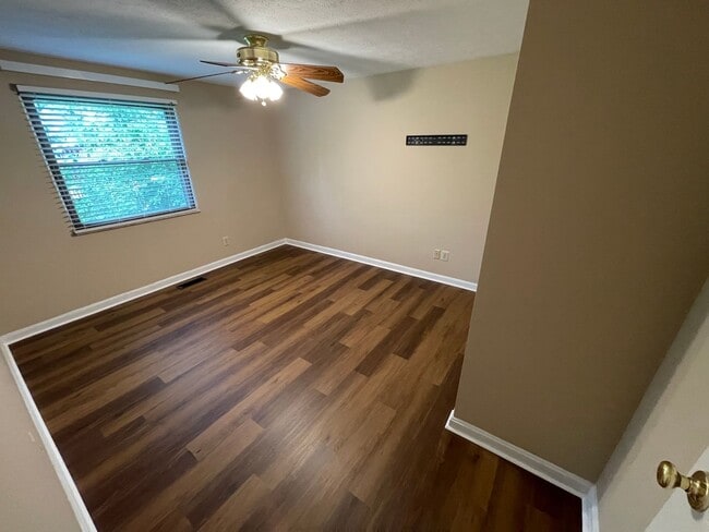 Building Photo - Nice split level home with garage and fenced backyard, Virtual Tour!