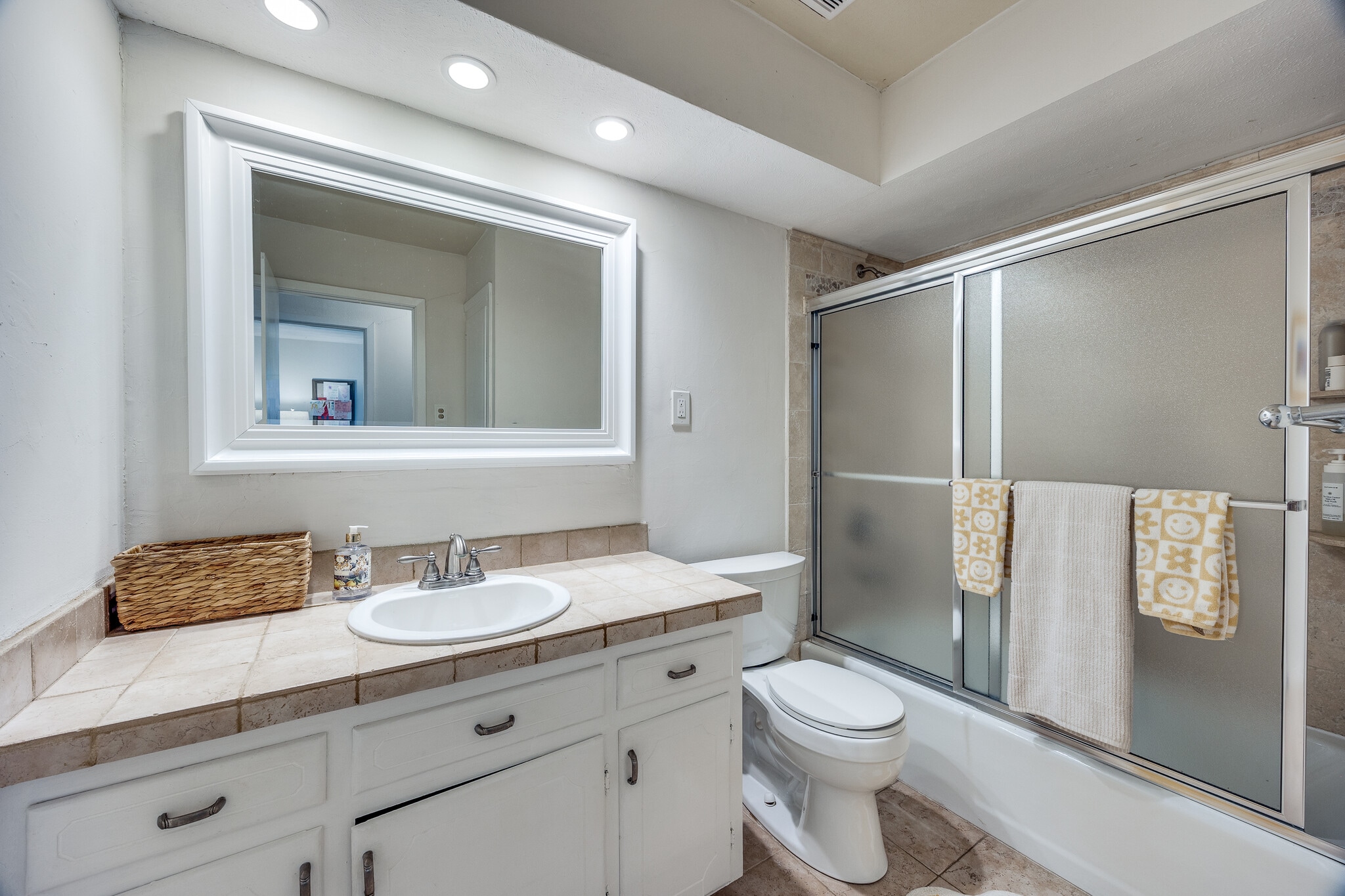 Hall Bathroom - 7842 El Pensador Dr
