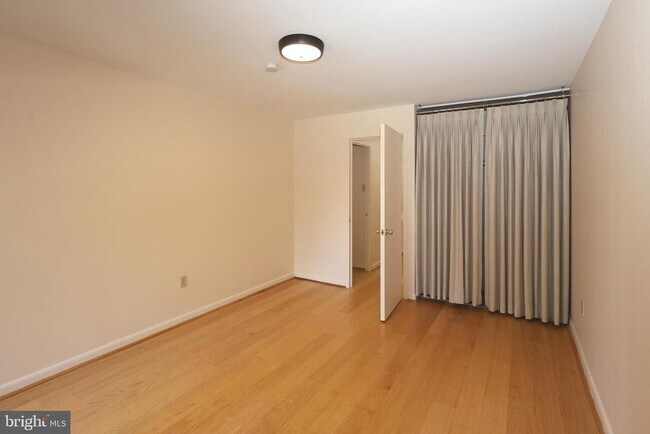 Building Photo - 1637 Oakwood Dr