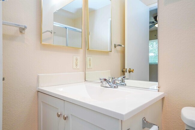 Building Photo - 3670 Silver Oaks Way