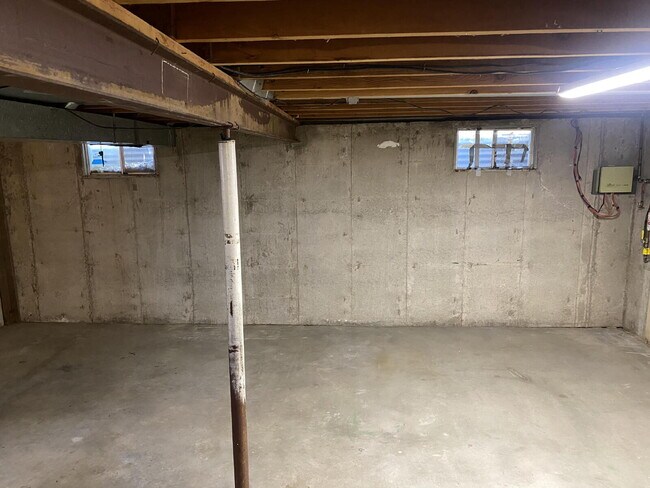 Building Photo - "Charming 3-Bed Oasis with 2 Full Baths in...