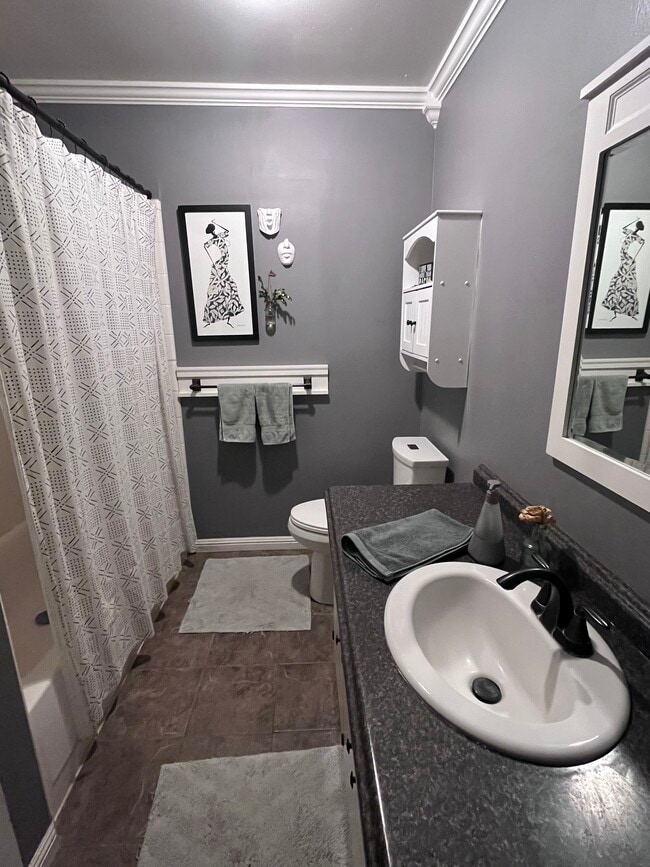 Building Photo - 3870 Greenway Dr