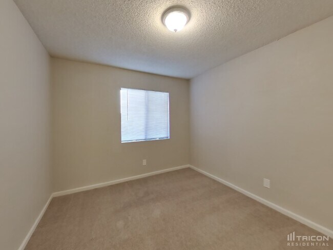 Building Photo - 669 W Barrow Dr
