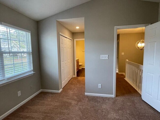 Building Photo - NW Townhome off of New Garden, Updated, Wo...