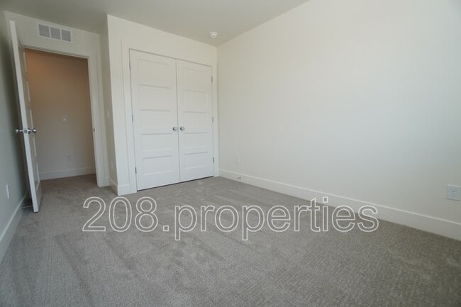 Building Photo - 1333 N Webb Wy
