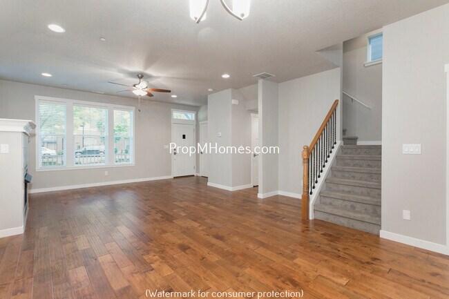 Building Photo - Beautiful Three Bedroom Row Home In Highly Desired Villebois Community!