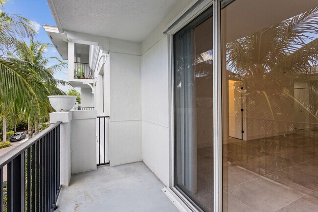 Building Photo - 250 NE 3rd Ave