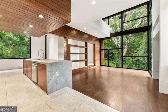 Building Photo - 2105 Fairhaven Cir NE