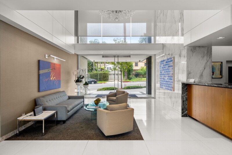 Building Photo - 838 N Doheny Dr