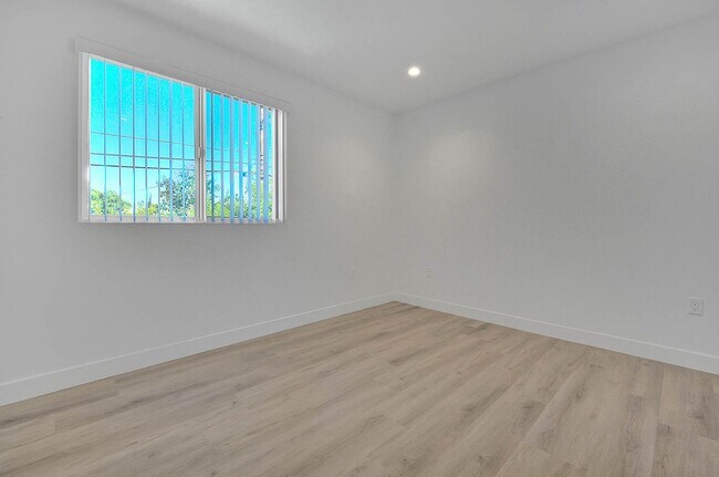 Building Photo - 5850 Vineland Ave
