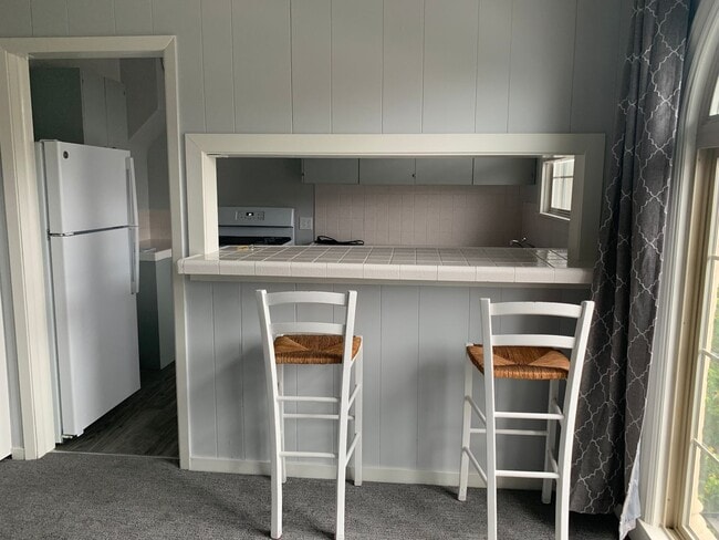 Building Photo - Cute Fresh Studio Apartment