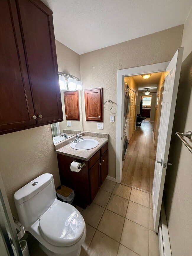 Building Photo - Charming 2BR Townhome w/ Attached Garage in Prime Lakewood Location!