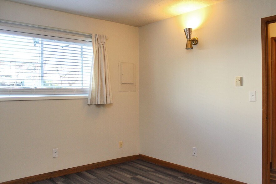 Building Photo - 930 SW Gibbs St