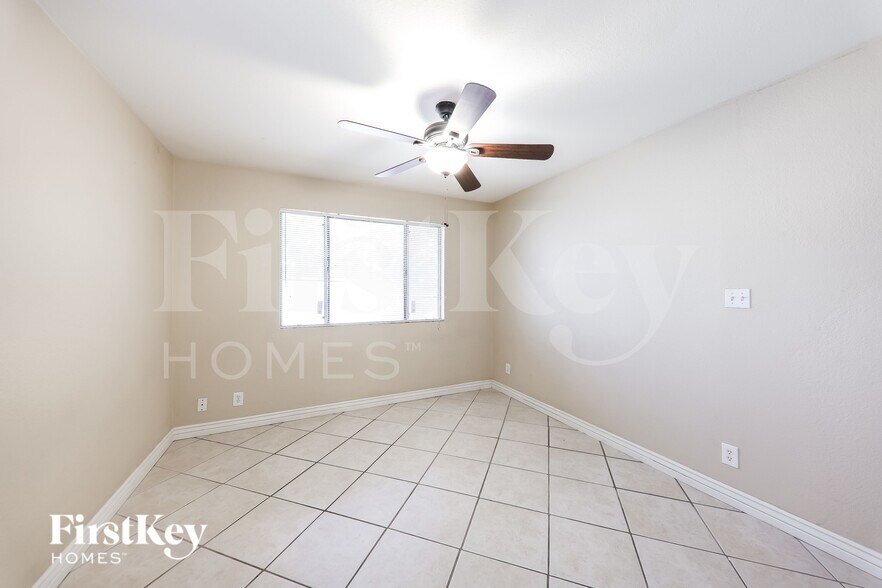 Building Photo - 9044 N 52nd Dr