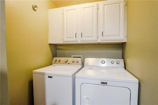 Building Photo - 2 Bed, 2 Bath Condo with Dedicated Parking...