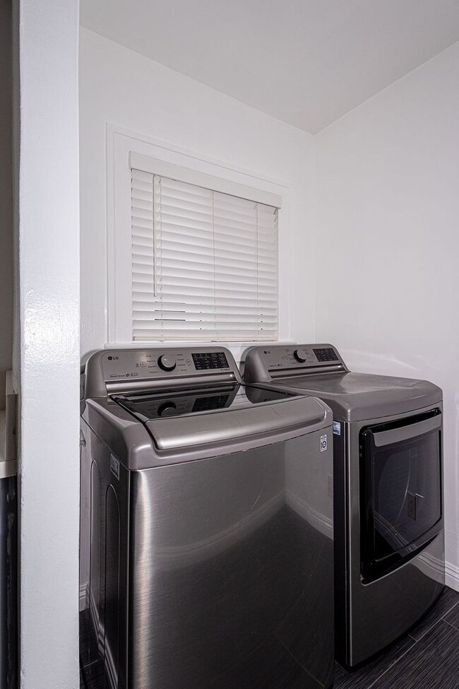 Building Photo - Bright and airy 2-bedroom 2-bath in Mid- City