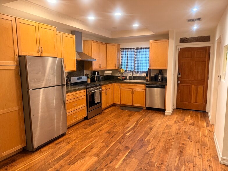 Building Photo - 22453 Clarendon St