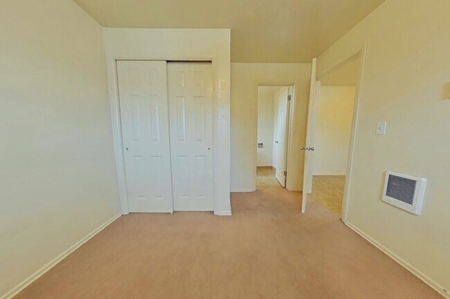 Building Photo - 1 Bedroom Apartment ~ Close to 9th St ~ Ca...