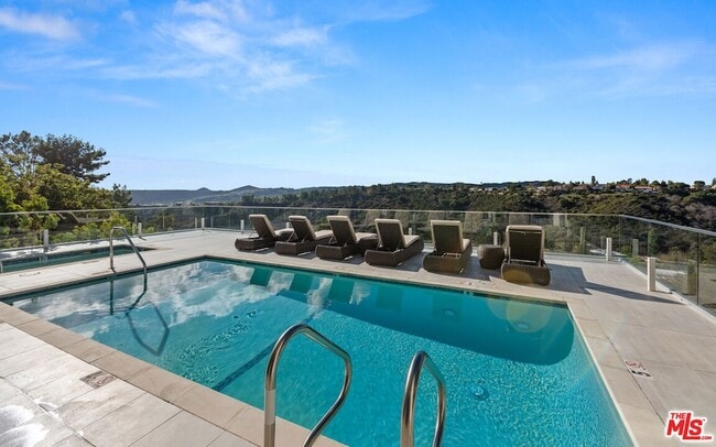 Building Photo - 2391 Roscomare Rd