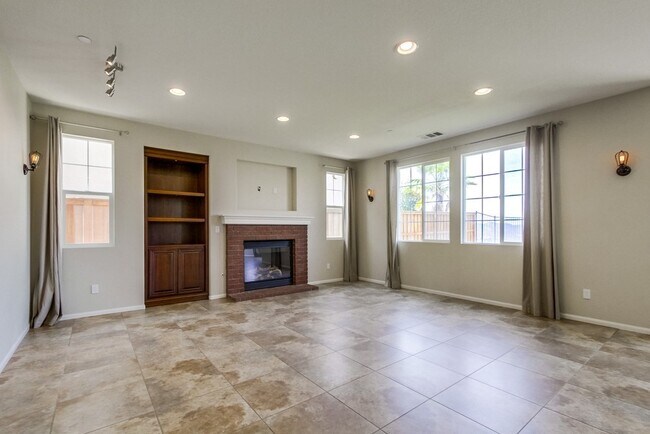 Building Photo - Beautiful Sky Ranch home with Spectacular Views!