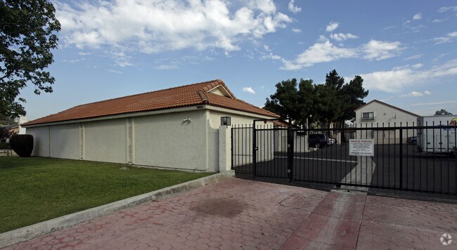 Primary Photo - Casa Linda Apartments
