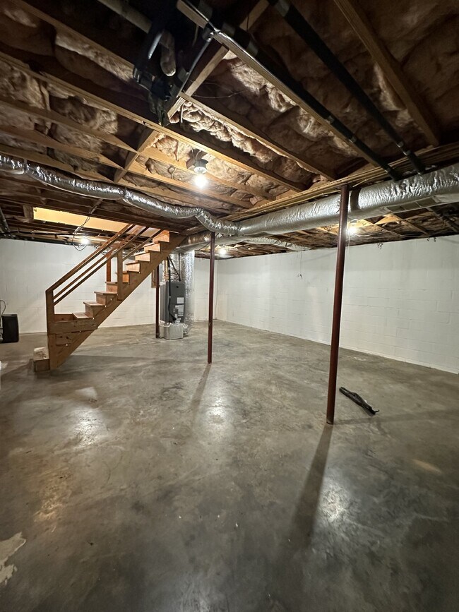 Building Photo - 913 Poppy Dr