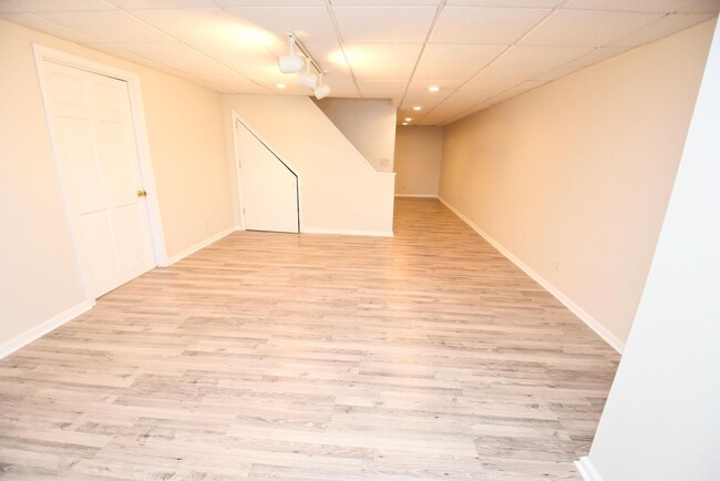 Building Photo - Large executive home in Granger IN