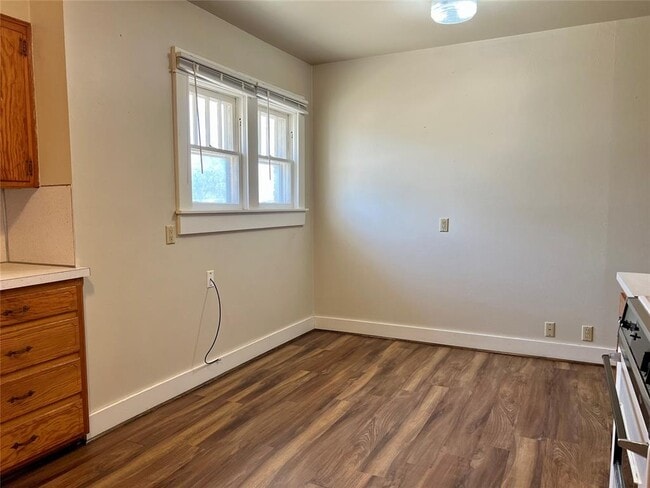 Building Photo - 419 E 6th St