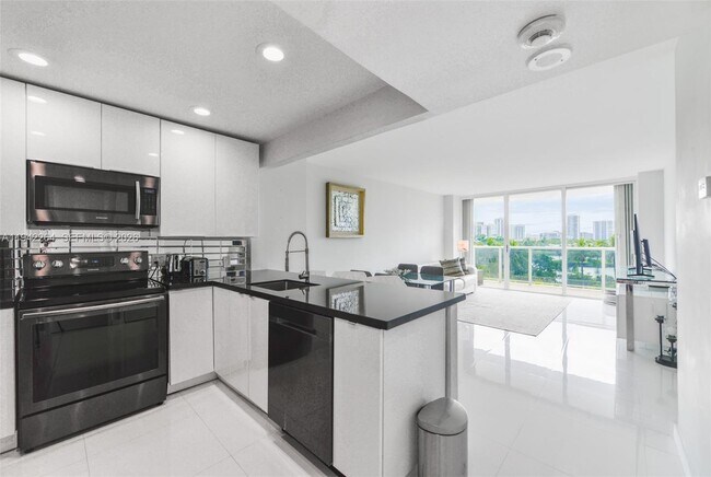 Building Photo - 3625 N Country Club Dr