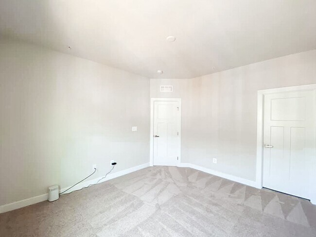 Building Photo - Immaculate & Stunning 3 Bedroom 2.5 Bathro...