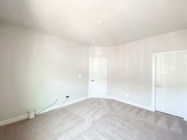 Building Photo - Immaculate & Stunning 3 Bedroom 2.5 Bathroom Brick, End-Unit Condo Style Townhome In Luxurious An...