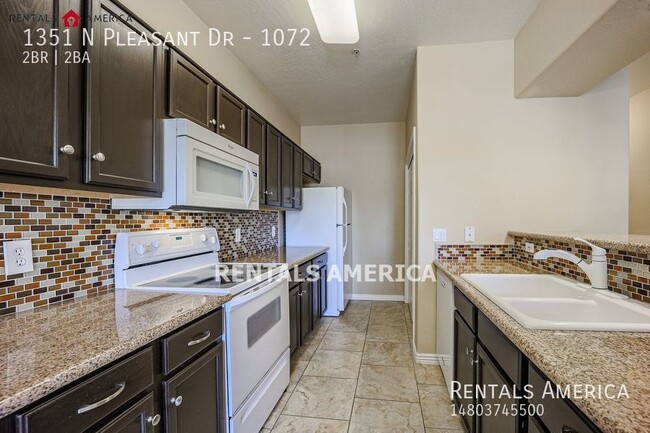 Building Photo - Beautiful 2 Bedroom Condo In Mirage Park R...