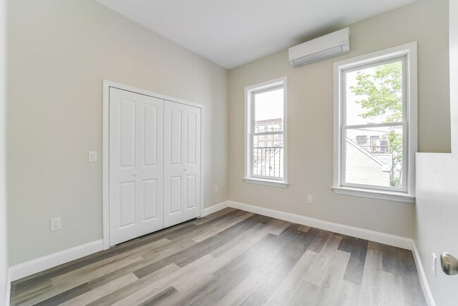 Building Photo - 1076 Summit Ave