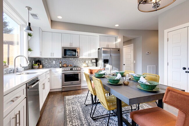 Building Photo - 2208 Elliott Ave