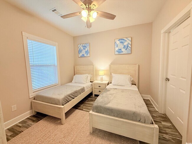 Building Photo - 4860 Carnation Cir
