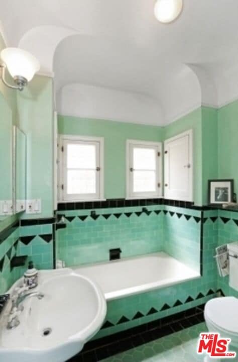 Building Photo - 1122 S Hayworth Ave