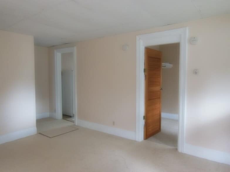 Building Photo - 196 Adam St