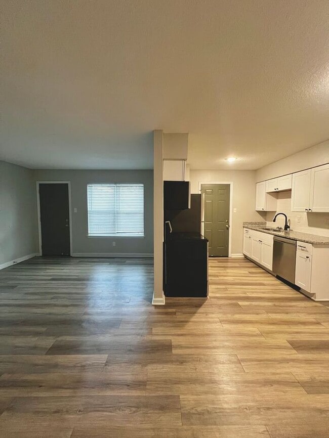 Building Photo - Newly Renovated 1bd/1ba Near University of Memphis!