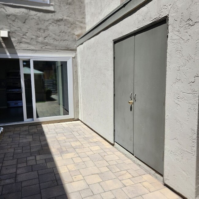 Building Photo - Tierrasanta 4 bedroom 2.5 bath townhouse w...