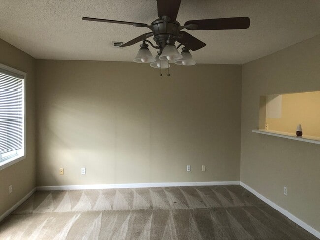 Building Photo - Foxhill Commons!!  NEW CARPET..1/2 OFF 1M RENT WITH 18M LEASE