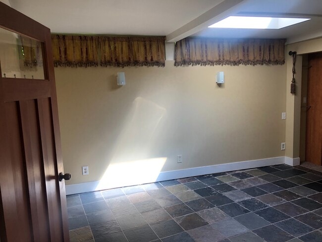 Building Photo - Maple Leaf, Two Bedroom, Woodsy Yard