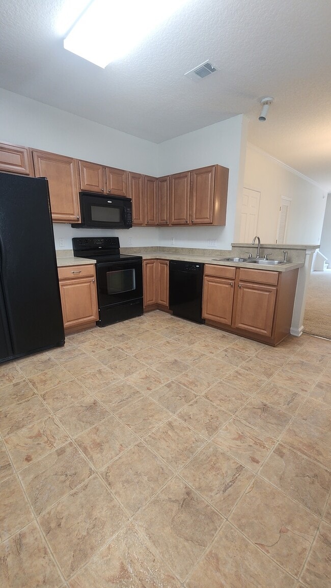 Building Photo - Lovely 2 bedroom move-in ready condo located in The Gables community!