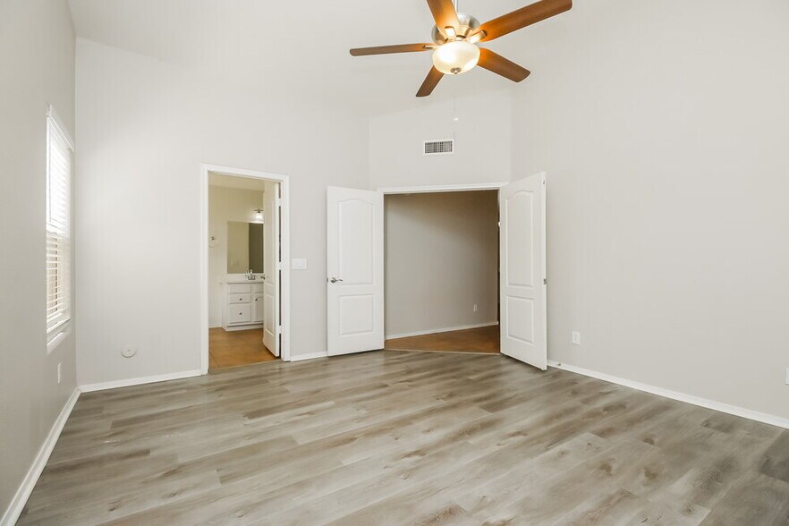 Building Photo - 9909 E Onza Ave