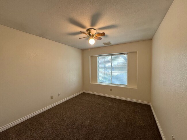 Building Photo - NE Bakersfield home with a sunroom!