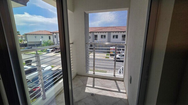 Building Photo - Beautiful and Modern 4 bed 3.5 Bath Townho...