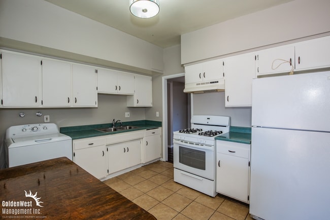 Building Photo - Charming & Spacious 3Bdm 2Ba Home with Private Yard in Las Vegas.