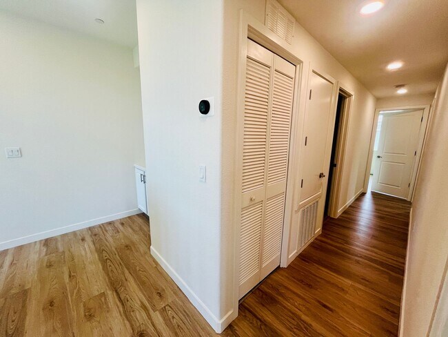 Building Photo - Vibrant 3 BED + 2.5 BA Milpitas Townhouse. Stainless Steel Appliances. Great Location.