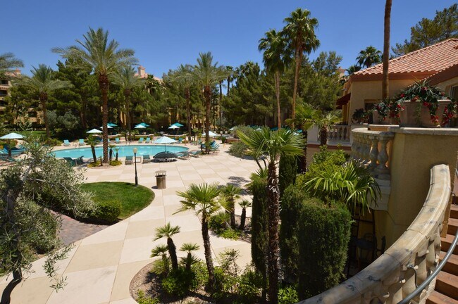 Building Photo - 210 E Flamingo Rd